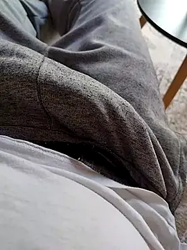 Snapshot of A_man_in_public chatting on 12-18-25, 02:12 A man in public online show from 12-18-25, 02:12