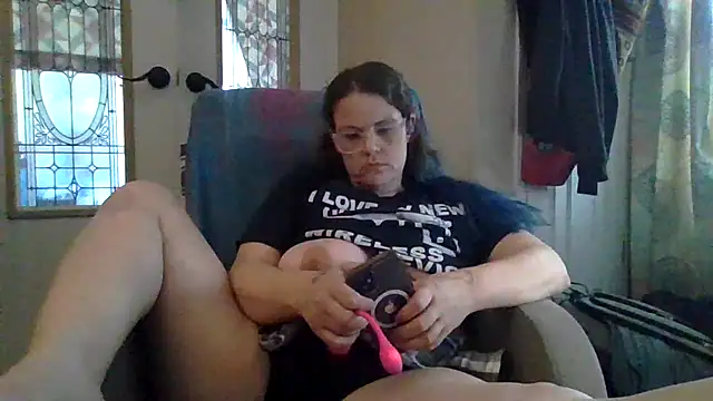 Snapshot of velvetta_ chatting on 10-15-25, 04:51 velvetta online show from 10-15-25, 04:51