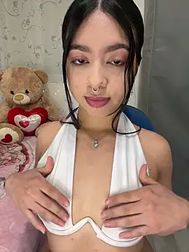 Snapshot of AliceJovovich chatting on 01-23-25, 10:54 AliceJovovich online show from 01-23-25, 10:54