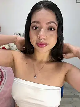 Snapshot of AliceJovovich chatting on 03-05-25, 10:44 AliceJovovich online show from 03-05-25, 10:44