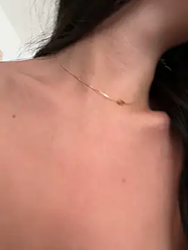 Snapshot of AliceJovovich chatting on 09-12-25, 11:10 AliceJovovich online show from 09-12-25, 11:10