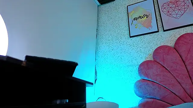 Snapshot of luly_pink chatting on 06-24-26, 04:33 luly pink online show from 06-24-26, 04:33