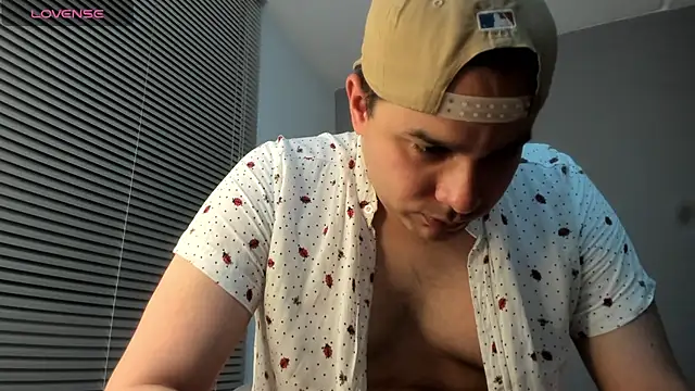 Snapshot of Latin_boy_surprisee chatting on 05-05-26, 12:51 Latin boy surprisee online show from 05-05-26, 12:51