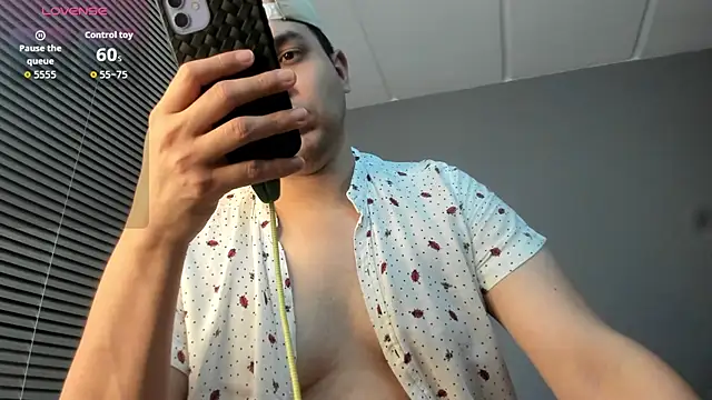Latin boy surprisee online show from 06-25-26, 12:43