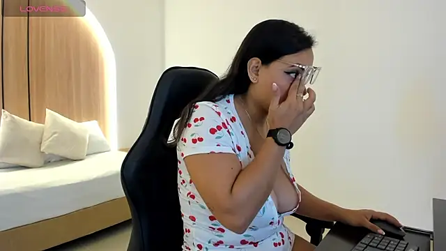 Snapshot of zoe_danae_ chatting on 10-23-25, 12:15 zoe danae online show from 10-23-25, 12:15