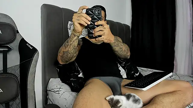 Snapshot of Aron_Dark chatting on 01-08-25, 01:09 Aron Dark online show from 01-08-25, 01:09