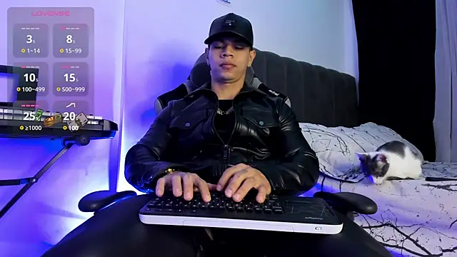 Snapshot of Aron_Dark chatting on 03-18-25, 10:57 Aron Dark online show from 03-18-25, 10:57