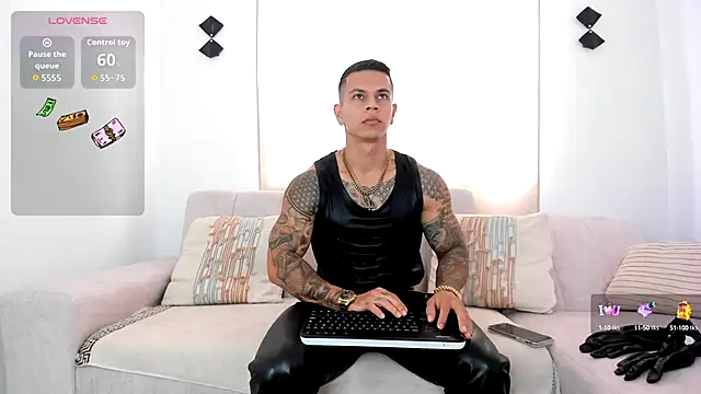 Snapshot of Aron_Dark chatting on 10-12-25, 01:43 Aron Dark online show from 10-12-25, 01:43