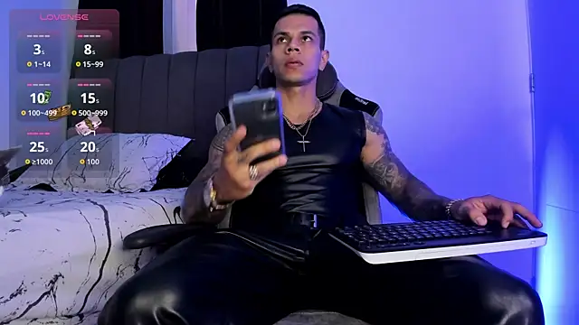 Snapshot of Aron_Dark chatting on 10-19-25, 09:04 Aron Dark online show from 10-19-25, 09:04
