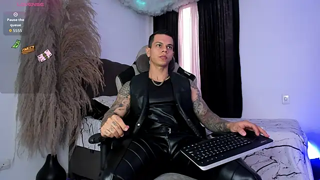 Snapshot of Aron_Dark chatting on 06-14-26, 03:36 Aron Dark online show from 06-14-26, 03:36