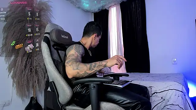 Snapshot of Aron_Dark chatting on 06-20-26, 06:33 Aron Dark online show from 06-20-26, 06:33