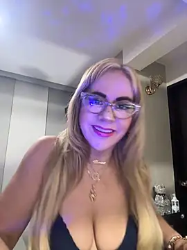 Snapshot of LARIANA_RIVERA23 chatting on 10-31-25, 04:24 LARIANA RIVERA23 online show from 10-31-25, 04:24