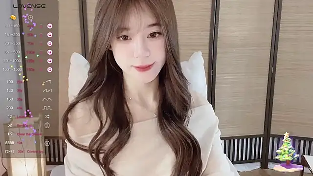 Snapshot of Yuuuuuly chatting on 12-26-24, 03:42 Yuuuuuly online show from 12-26-24, 03:42