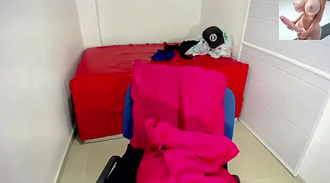 Snapshot of alicehugecock chatting on 03-06-25, 10:47 alicehugecock online show from 03-06-25, 10:47