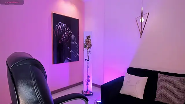 Snapshot of DonnaStonne chatting on 02-18-25, 07:41 DonnaStonne online show from 02-18-25, 07:41