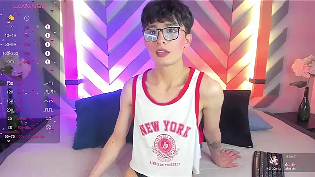 Snapshot of cherryy_boy chatting on 02-14-25, 10:36 cherryy boy online show from 02-14-25, 10:36