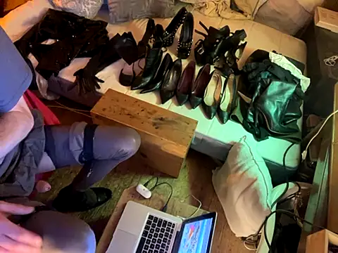 Snapshot of alexheels_boots chatting on 09-25-25, 01:09 alexheels boots online show from 09-25-25, 01:09