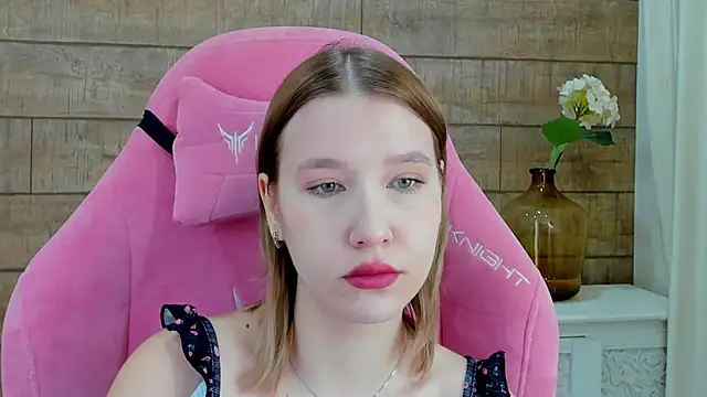 LiliLinn online show from 10-21-25, 04:13