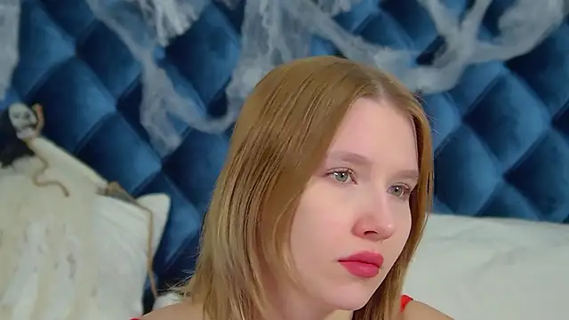 LiliLinn online show from 10-25-25, 04:09