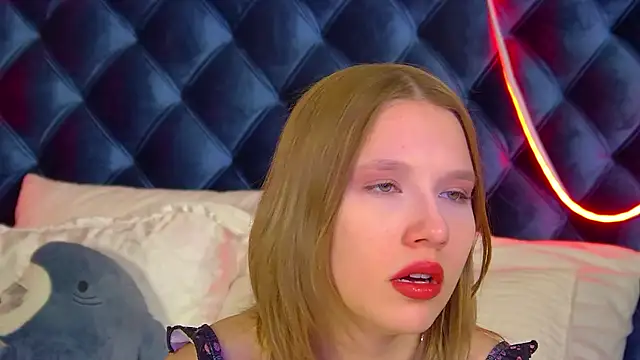 LiliLinn online show from 11-24-25, 04:56