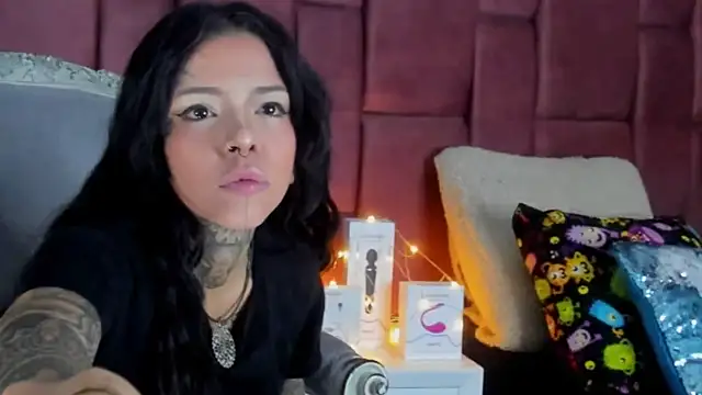 Snapshot of NinaInk chatting on 01-31-25, 11:56 NinaInk online show from 01-31-25, 11:56