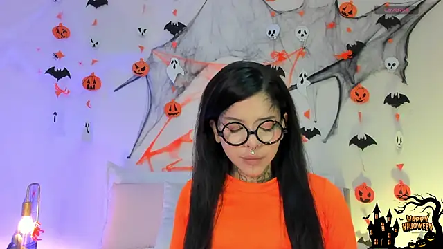 Snapshot of NinaInk chatting on 10-28-25, 11:36 NinaInk online show from 10-28-25, 11:36