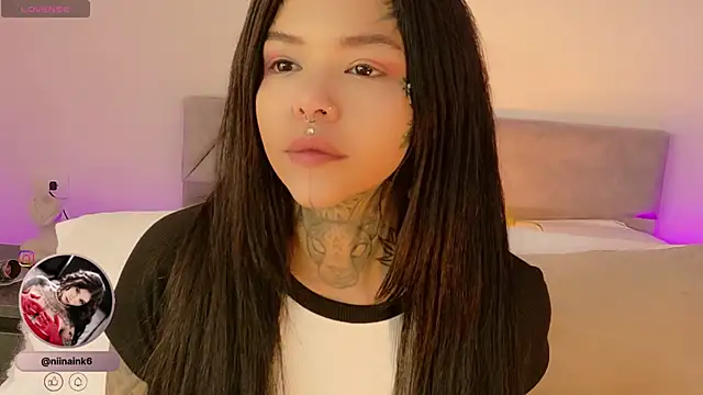 Snapshot of NinaInk chatting on 11-20-25, 12:05 NinaInk online show from 11-20-25, 12:05