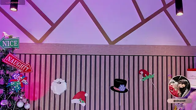 Snapshot of NinaInk chatting on 12-18-25, 01:06 NinaInk online show from 12-18-25, 01:06