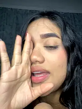 Snapshot of ElaEndez_ chatting on 12-14-25, 01:33 ElaEndez online show from 12-14-25, 01:33