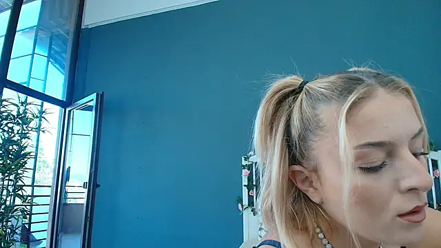 Snapshot of AlicePirs chatting on 06-21-26, 04:15 AlicePirs online show from 06-21-26, 04:15