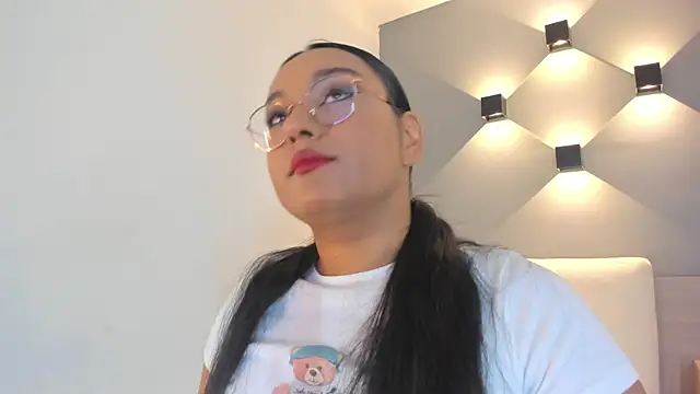 Snapshot of ellamontoya chatting on 10-24-25, 12:01 ellamontoya online show from 10-24-25, 12:01