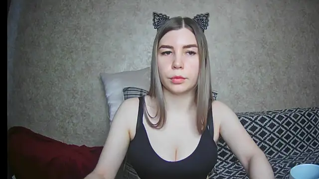 Snapshot of ElllaNuar chatting on 02-13-25, 04:22 ElllaNuar online show from 02-13-25, 04:22