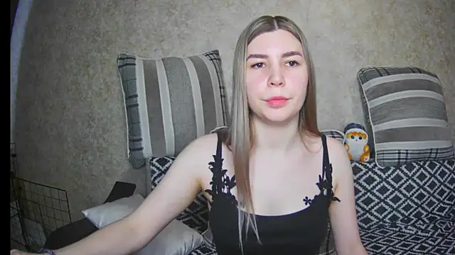 Snapshot of ElllaNuar chatting on 03-17-25, 04:40 ElllaNuar online show from 03-17-25, 04:40