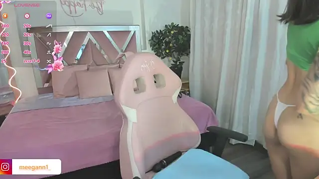 Snapshot of meggan_tay chatting on 01-15-25, 07:44 meggan tay online show from 01-15-25, 07:44