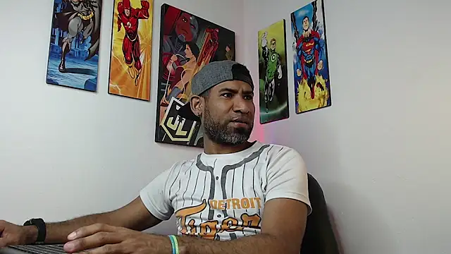 Snapshot of Enriblack92 chatting on 01-17-25, 01:25 Enriblack92 online show from 01-17-25, 01:25