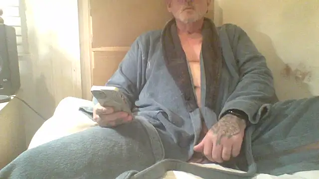Snapshot of oldenglishguy chatting on 10-13-25, 07:58 oldenglishguy online show from 10-13-25, 07:58