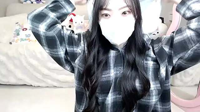 Snapshot of momo_room chatting on 10-25-25, 02:02 momo room online show from 10-25-25, 02:02