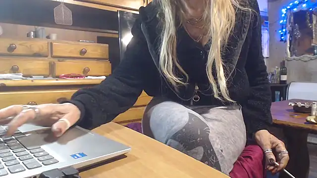 Snapshot of eva2023sexy chatting on 12-18-25, 01:28 eva2023sexy online show from 12-18-25, 01:28