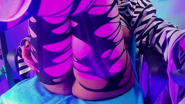 kuromi69 online show from 12-18-25, 04:18