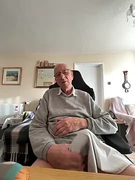 Snapshot of cutaboverest chatting on 02-15-26, 04:03 cutaboverest online show from 02-15-26, 04:03