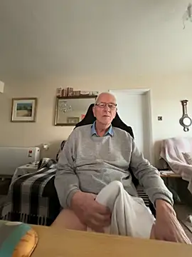 Snapshot of cutaboverest chatting on 02-19-26, 04:25 cutaboverest online show from 02-19-26, 04:25