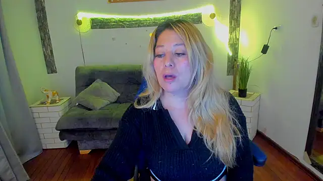 Snapshot of arisha_katy1 chatting on 03-06-25, 01:37 arisha katy1 online show from 03-06-25, 01:37