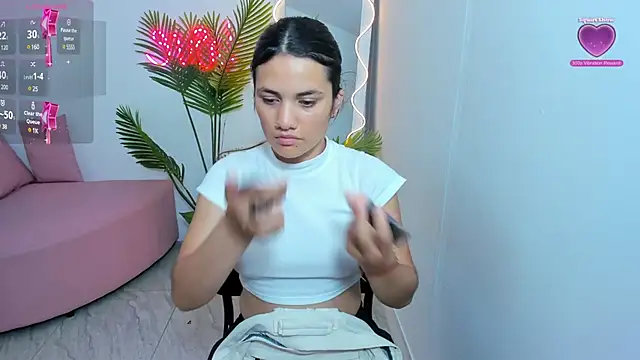 Snapshot of Chiara_tay chatting on 01-15-25, 02:27 Chiara tay online show from 01-15-25, 02:27