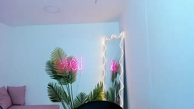 Snapshot of Chiara_tay chatting on 01-18-25, 07:15 Chiara tay online show from 01-18-25, 07:15