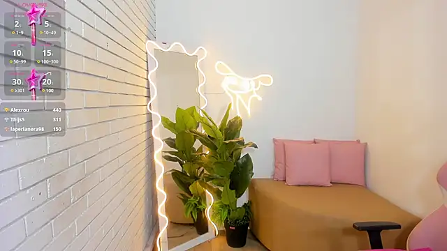 Snapshot of Chiara_tay chatting on 02-06-25, 01:27 Chiara tay online show from 02-06-25, 01:27