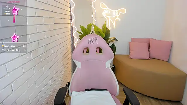 Snapshot of Chiara_tay chatting on 02-15-25, 01:31 Chiara tay online show from 02-15-25, 01:31