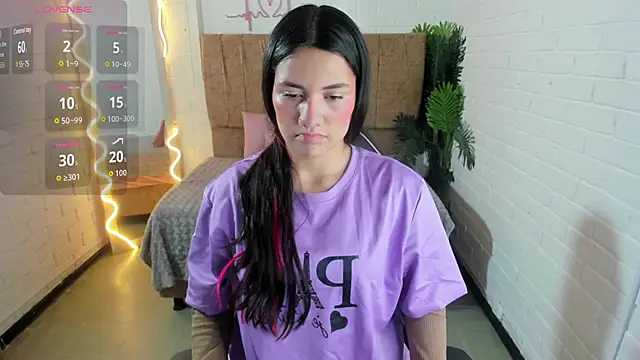 Snapshot of Chiara_tay chatting on 09-19-25, 07:14 Chiara tay online show from 09-19-25, 07:14