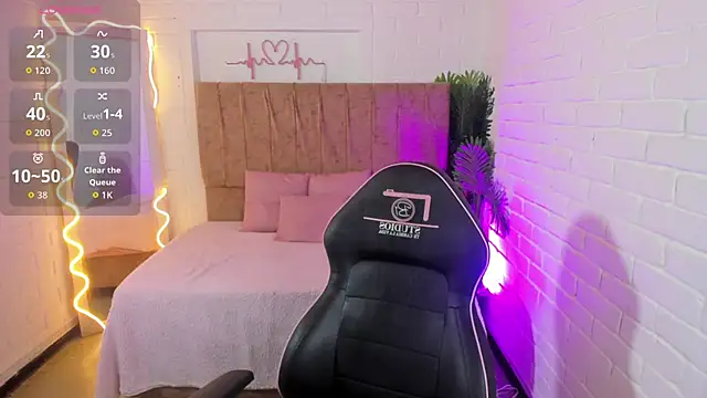 Snapshot of Chiara_tay chatting on 09-22-25, 07:05 Chiara tay online show from 09-22-25, 07:05