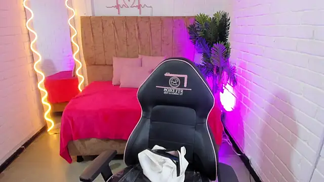 Snapshot of Chiara_tay chatting on 10-14-25, 07:14 Chiara tay online show from 10-14-25, 07:14