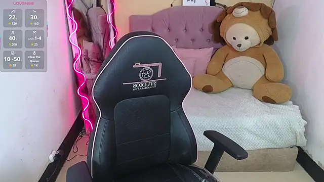 Snapshot of Chiara_tay chatting on 10-27-25, 03:32 Chiara tay online show from 10-27-25, 03:32